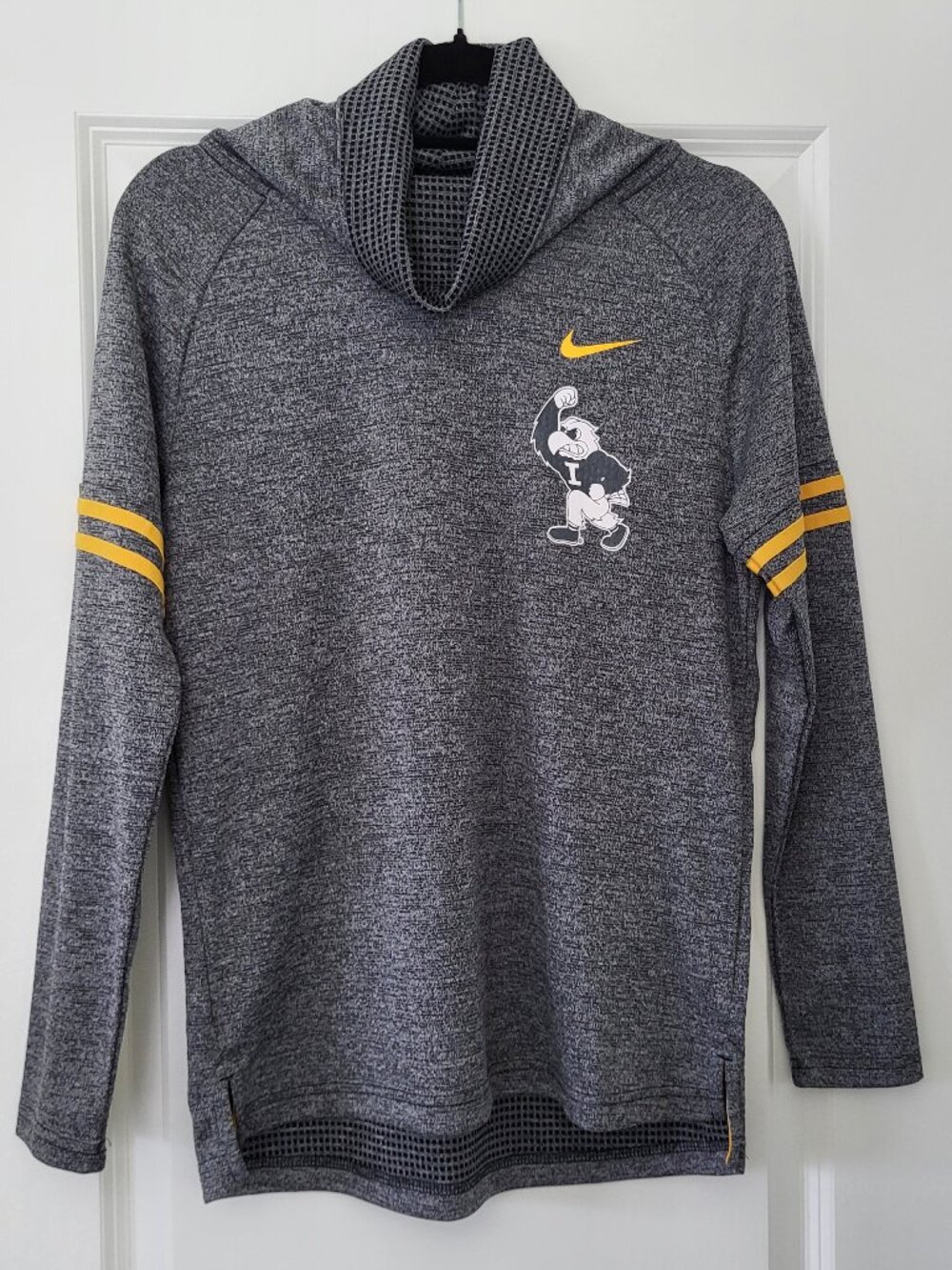 NIKE IOWA HAWKEYES WOMENS FUNNEL NECK SWOOSH ACTIVE SHIRT GRAY VINTAGE HERKY SM